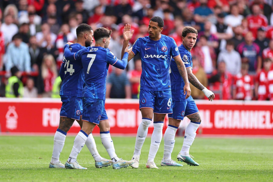 利物浦乱了！外媒：斯洛特将下课，萨拉赫会去沙特，范戴克施压